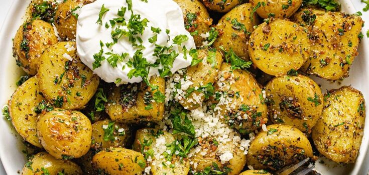 Young potatoes with sour cream and garlic: the best summer lunch dish for cutlets or chops