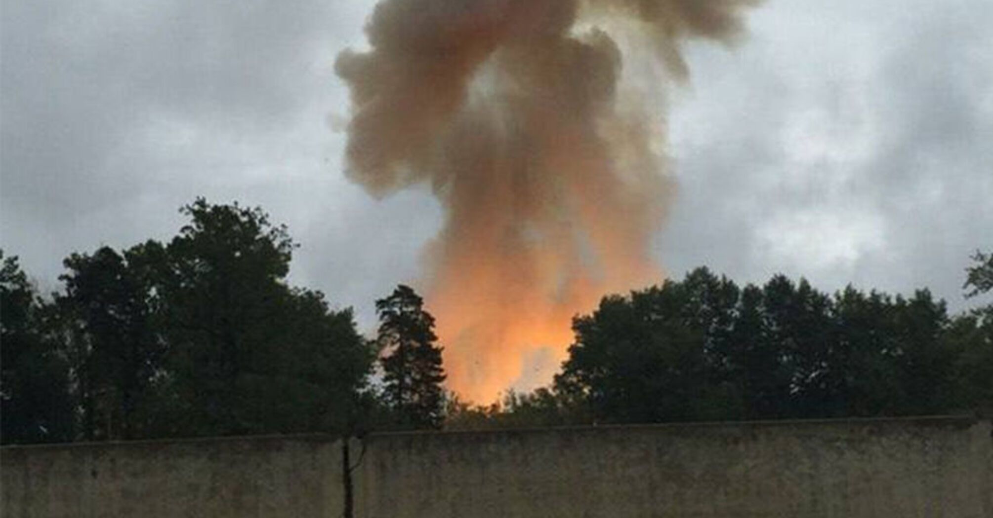 Dron zaatakował skład ropy naftowej w obwodzie tambowskim w Rosji: wybuchł pożar, są ranni. Wideo