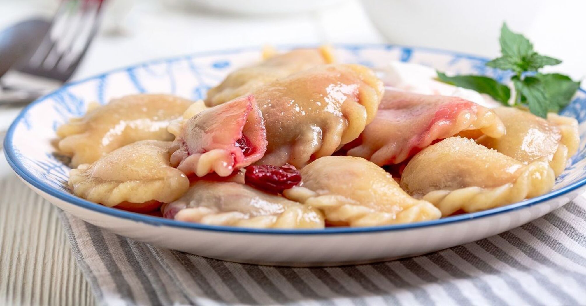 Yeast-free varenyky with cherries: how to prepare the dough correctly