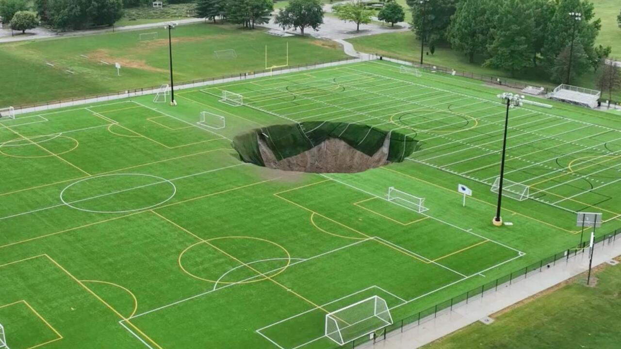 Sinkhole połyka część boiska do piłki nożnej w USA: incydent został uchwycony na kamerze
