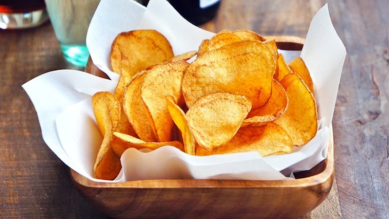 How to cook crispy chips in the microwave: a simple hack