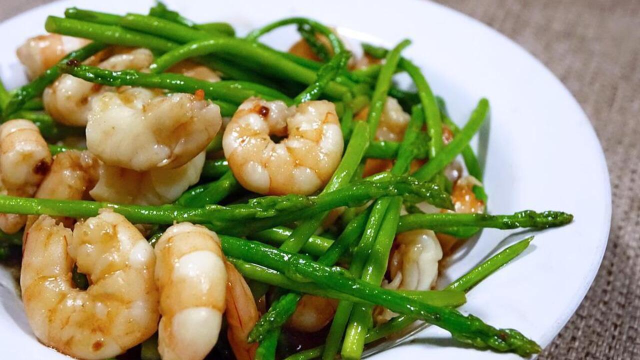 What to add to asparagus to make it delicious: a simple and healthy dish