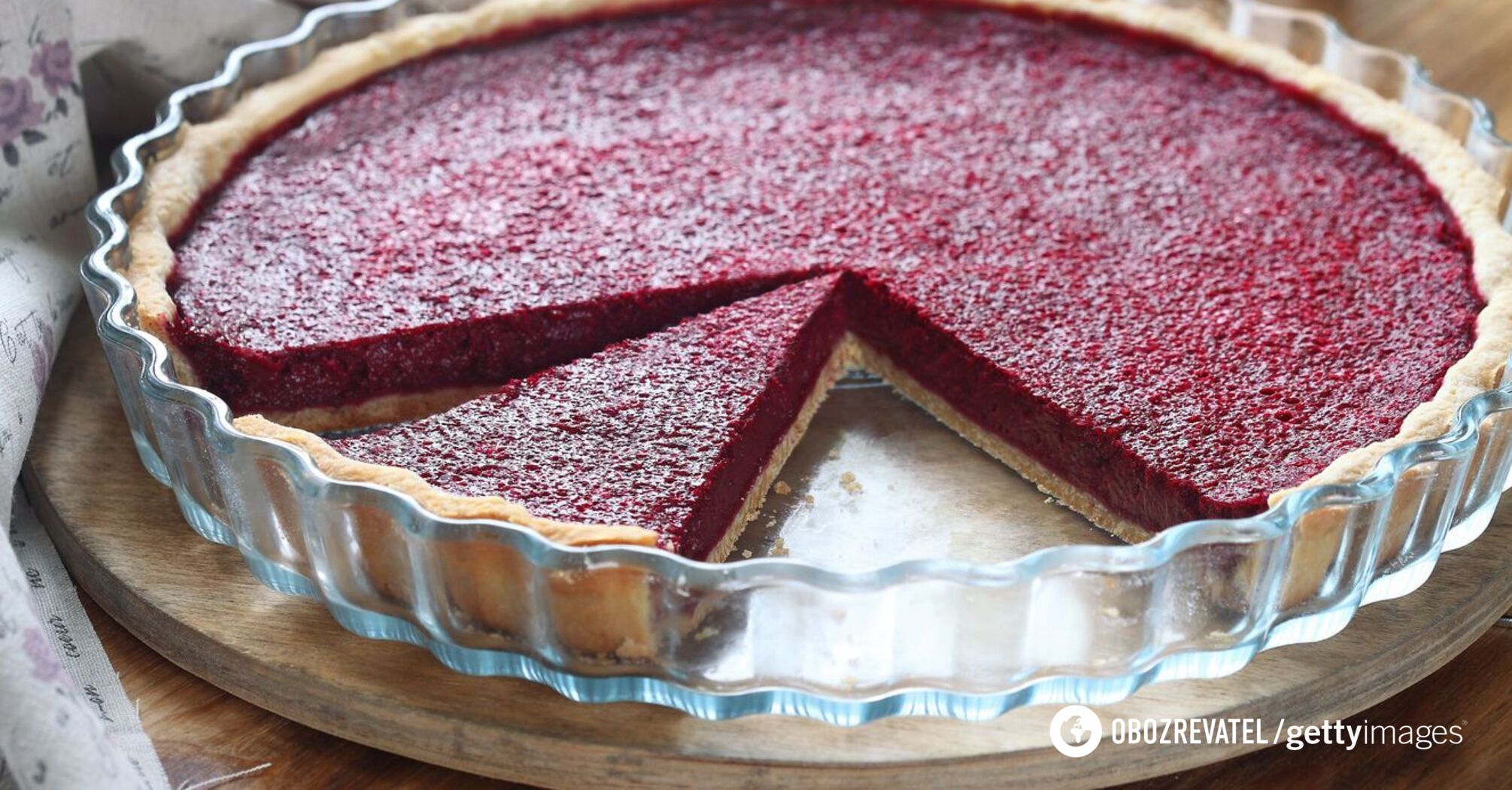 Pie with currant marmalade