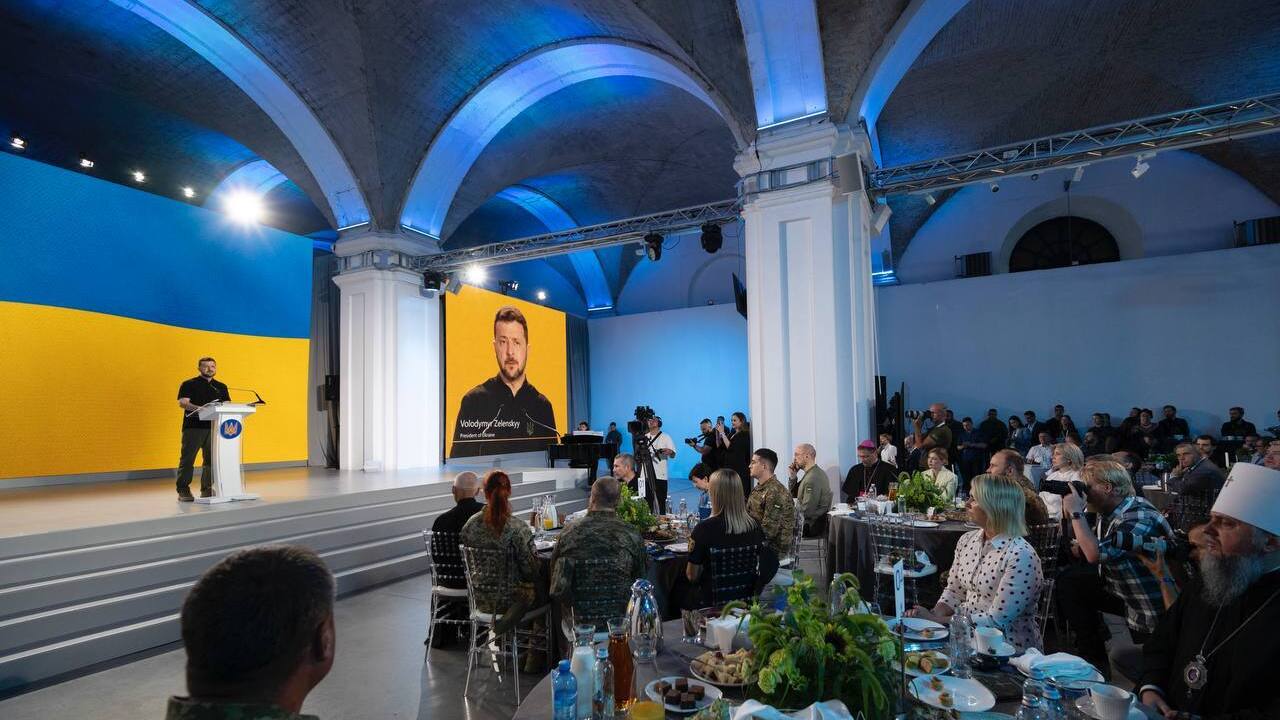"Możemy przywrócić pokój na Ukrainie". Zełenski zwrócił się do uczestników Narodowego Śniadania Modlitewnego. Zdjęcia i wideo