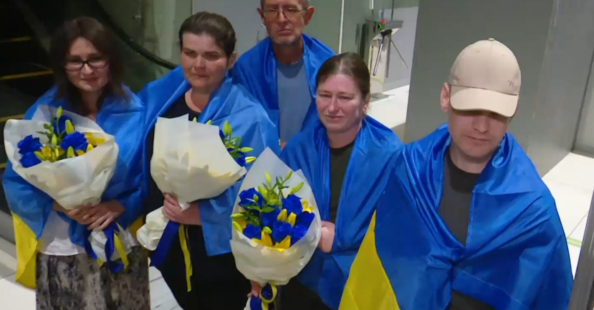 "At home": Zelenskyy showed touching footage of Ukrainians who were returned from Russian captivity. Video