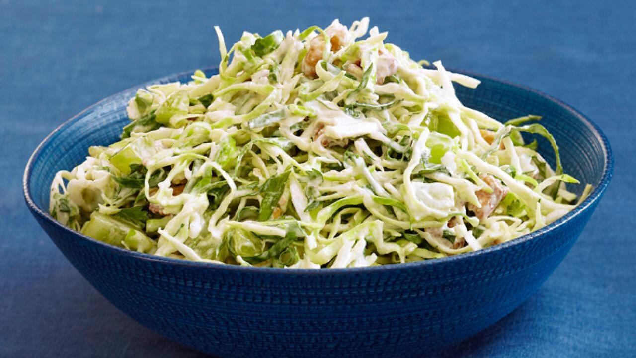The most delicious young cabbage salad without mayonnaise: how to season the dish
