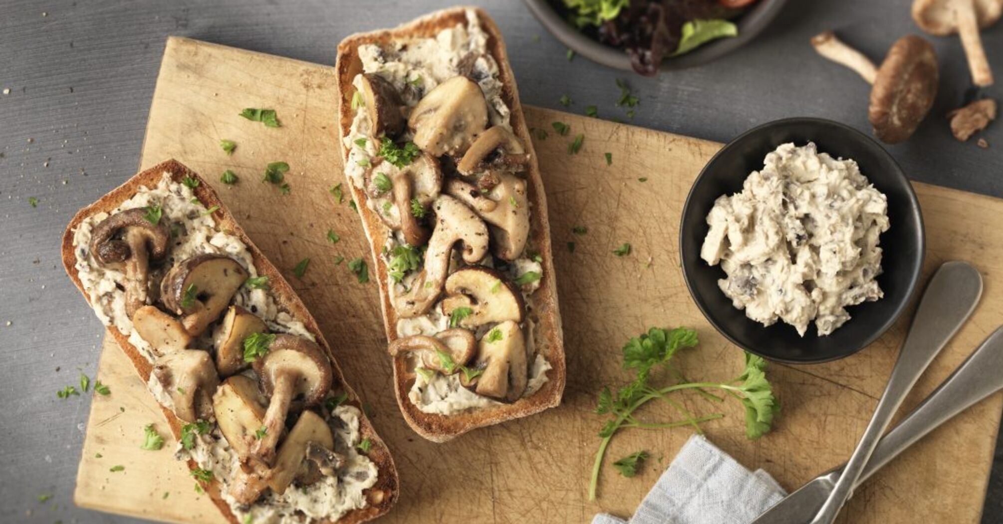 Cheese and mushroom ciabatta instead of sandwiches: how to make a hearty and quick dish