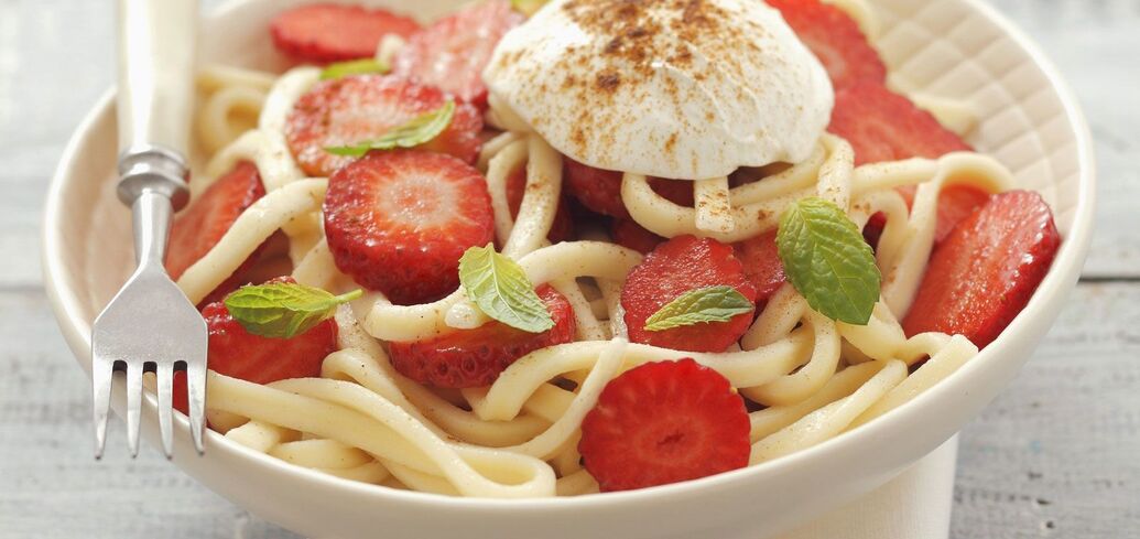 Sweet pasta with strawberries: how to cook a delicious and original dish
