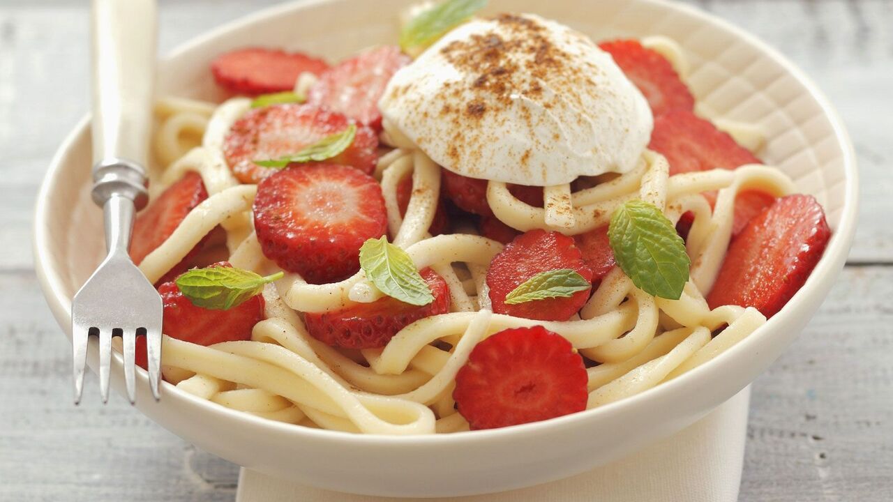 Sweet pasta with strawberries: how to cook a delicious and original dish