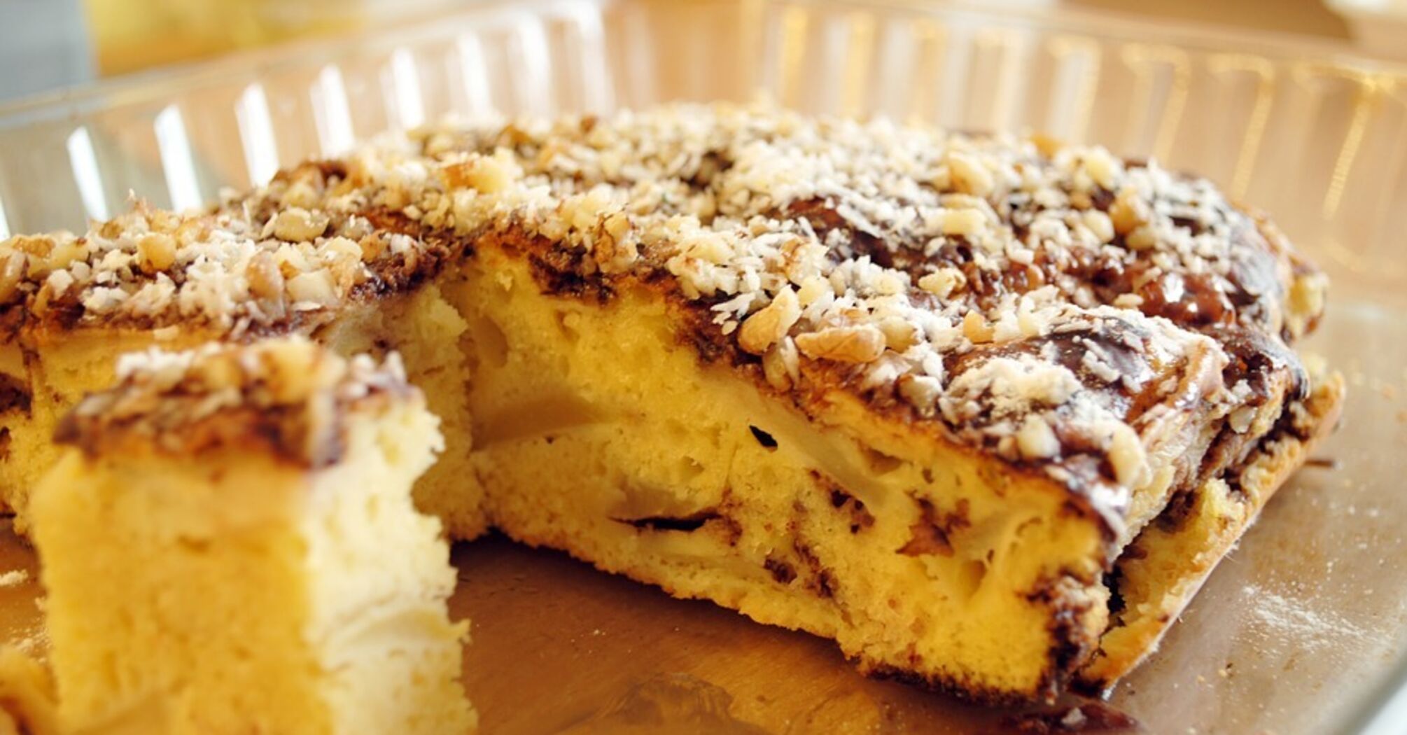 Simple apple and cinnamon pie: juicy filling and fluffy dough