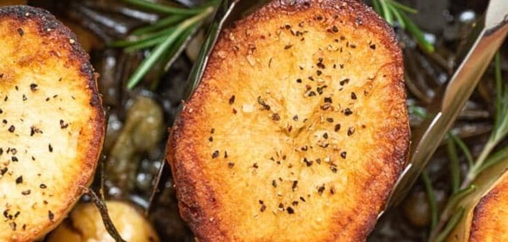 How to bake potatoes in slices: they are very crispy and flavorful