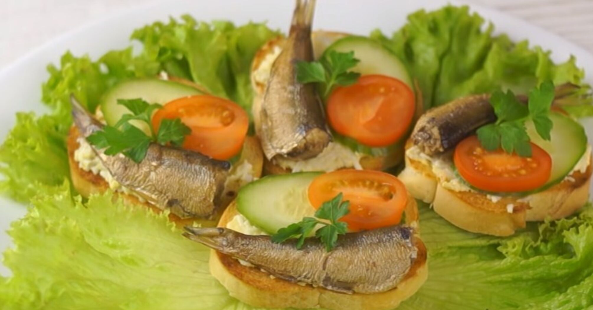 Quick sandwiches with sprats and mayonnaise: for a snack and a festive table
