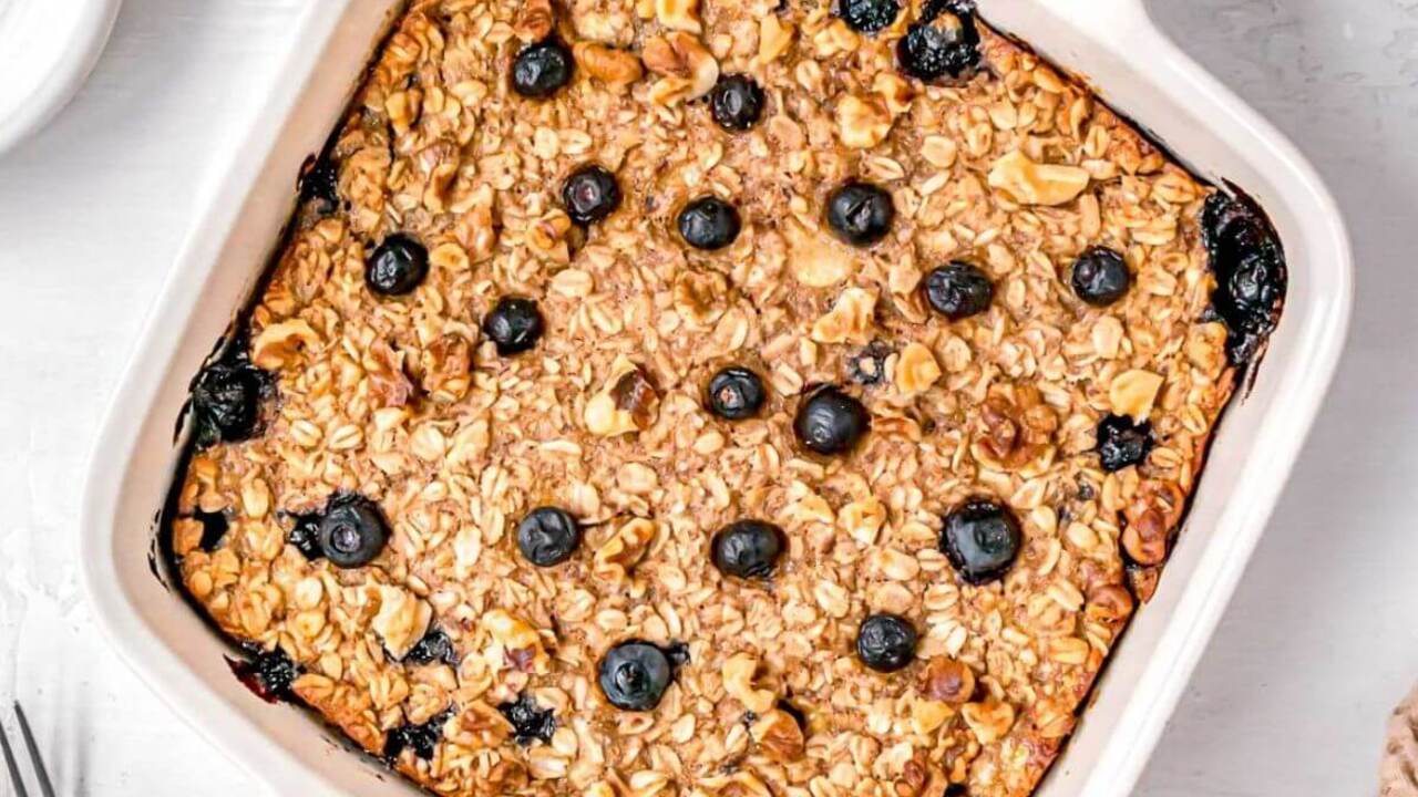 Oatmeal casserole instead of regular porridge: what the breakfast of champions looks like