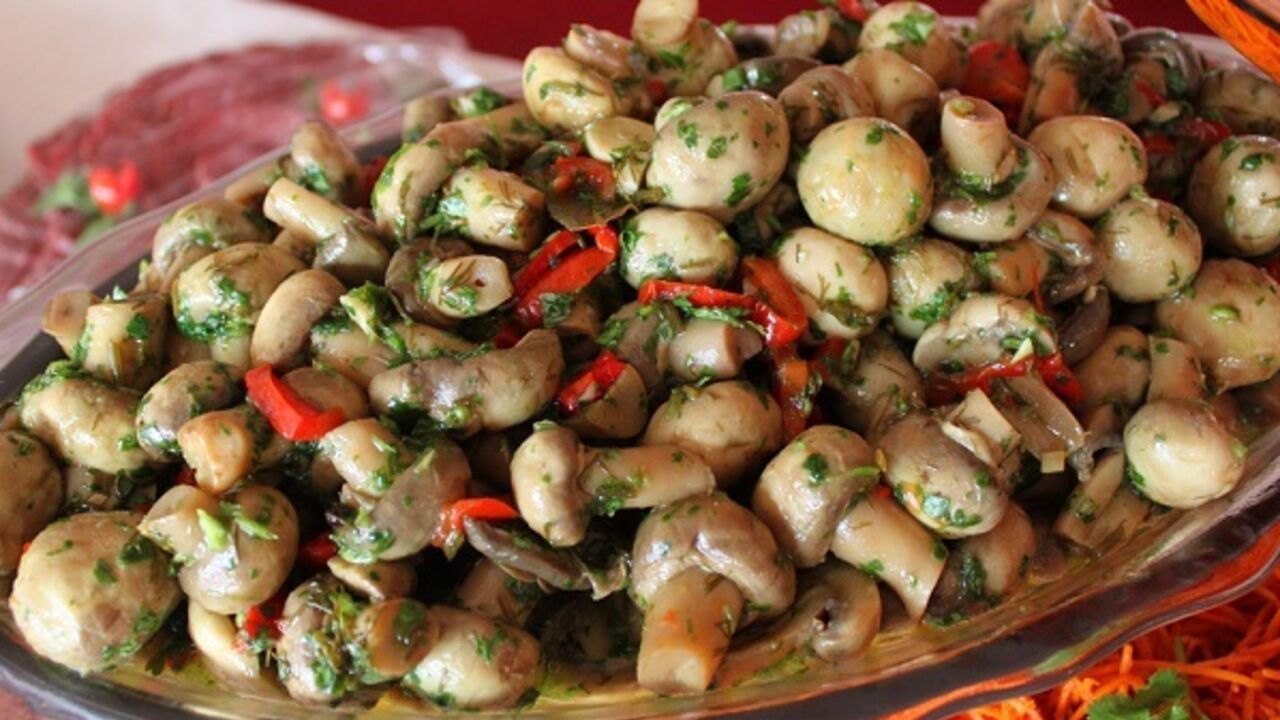 Delicious pickled mushrooms with bell peppers: ready in 10 minutes