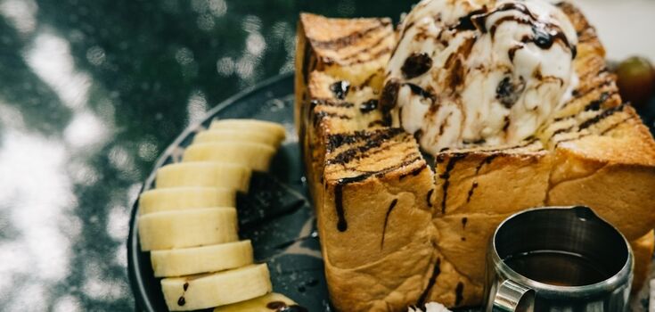 Banana cake with simple ingredients: a quick dessert for tea