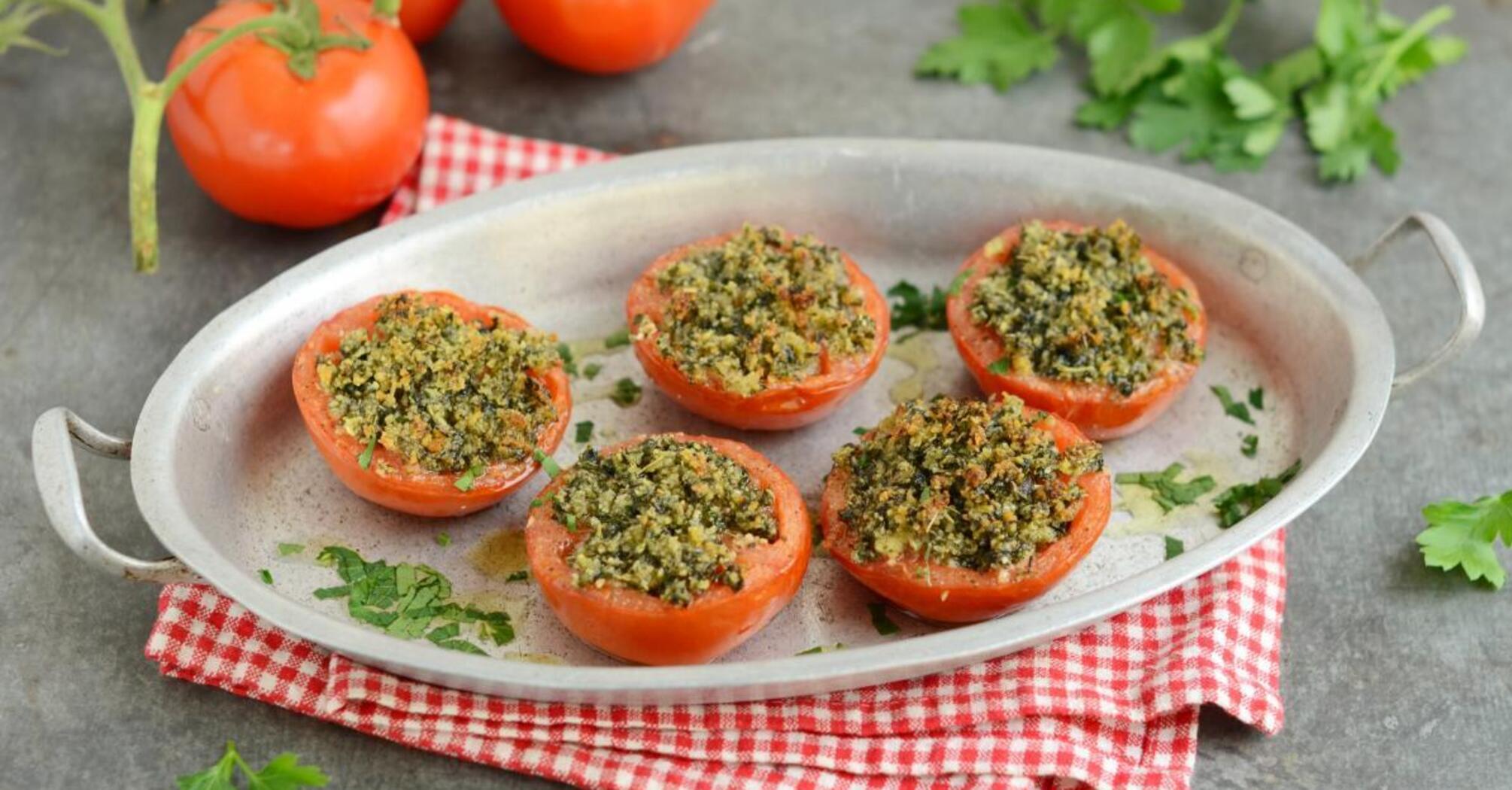 Tomatoes with cheese and garlic: how to make a simple summer appetizer in 5 minutes