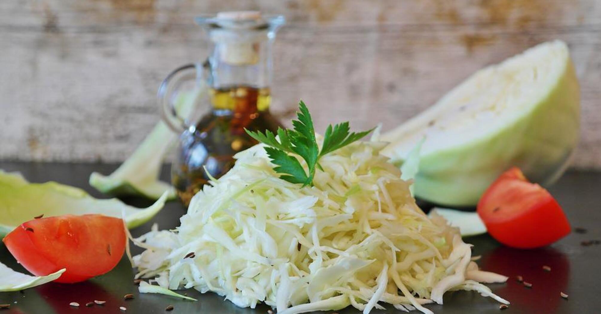 What salad to prepare with young cabbage: a hearty and nutritious dish