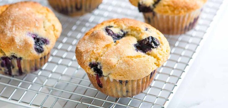 Fluffy berry muffins for tea: how to make the perfect dough with milk