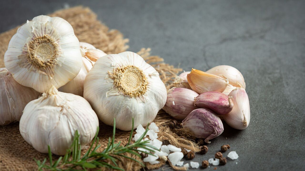 You have always peeled garlic incorrectly: how to reduce waste