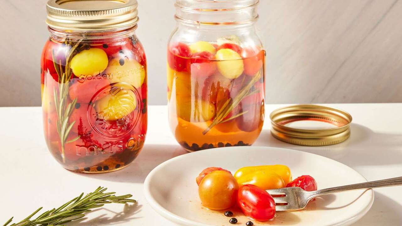 Pickled tomatoes with parsley and garlic: you can eat after three days