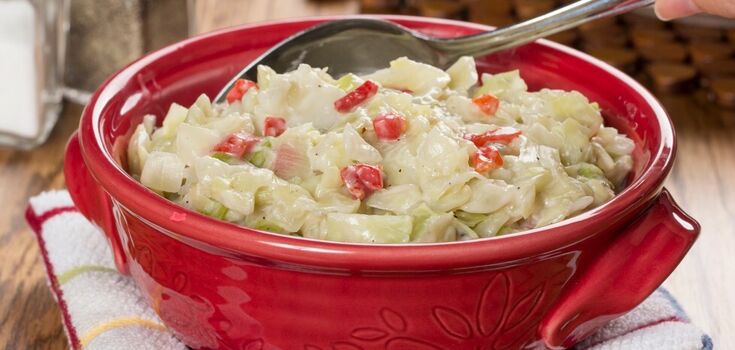 Sweet and soft stewed cabbage in a frying pan: what to add