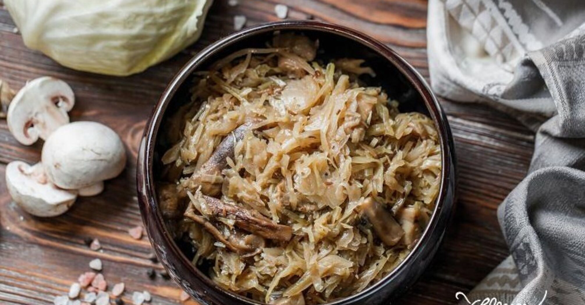 Braised cabbage in a pan: what spices will make the dish unique