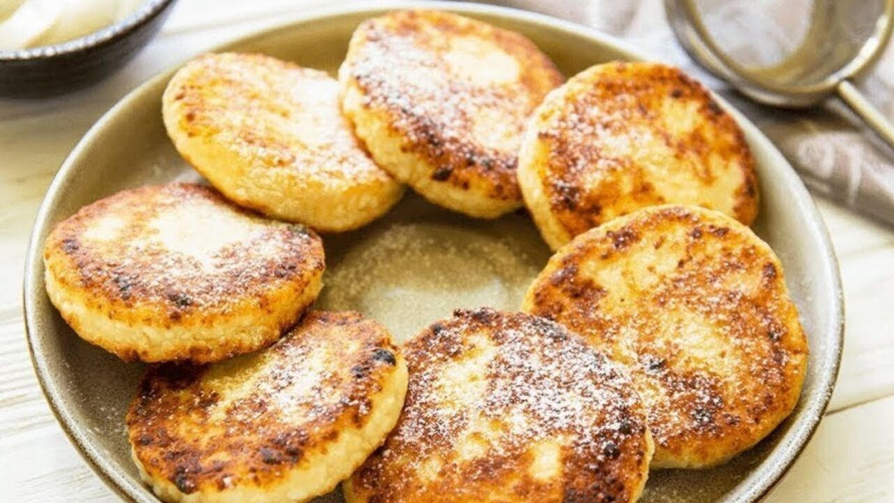 Syrnyky with apple sauce: how to serve a familiar dish in a new way
