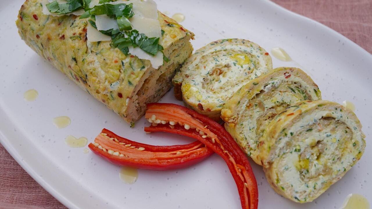 Hearty zucchini roll with tomatoes, cheese and garlic: holds its shape perfectly and does not fall apart