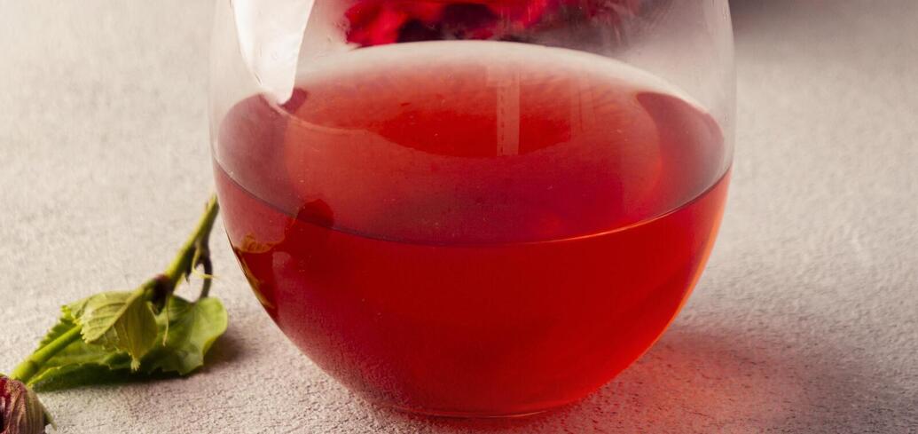 Homemade rose liqueur: Galicia's alcoholic jewel
