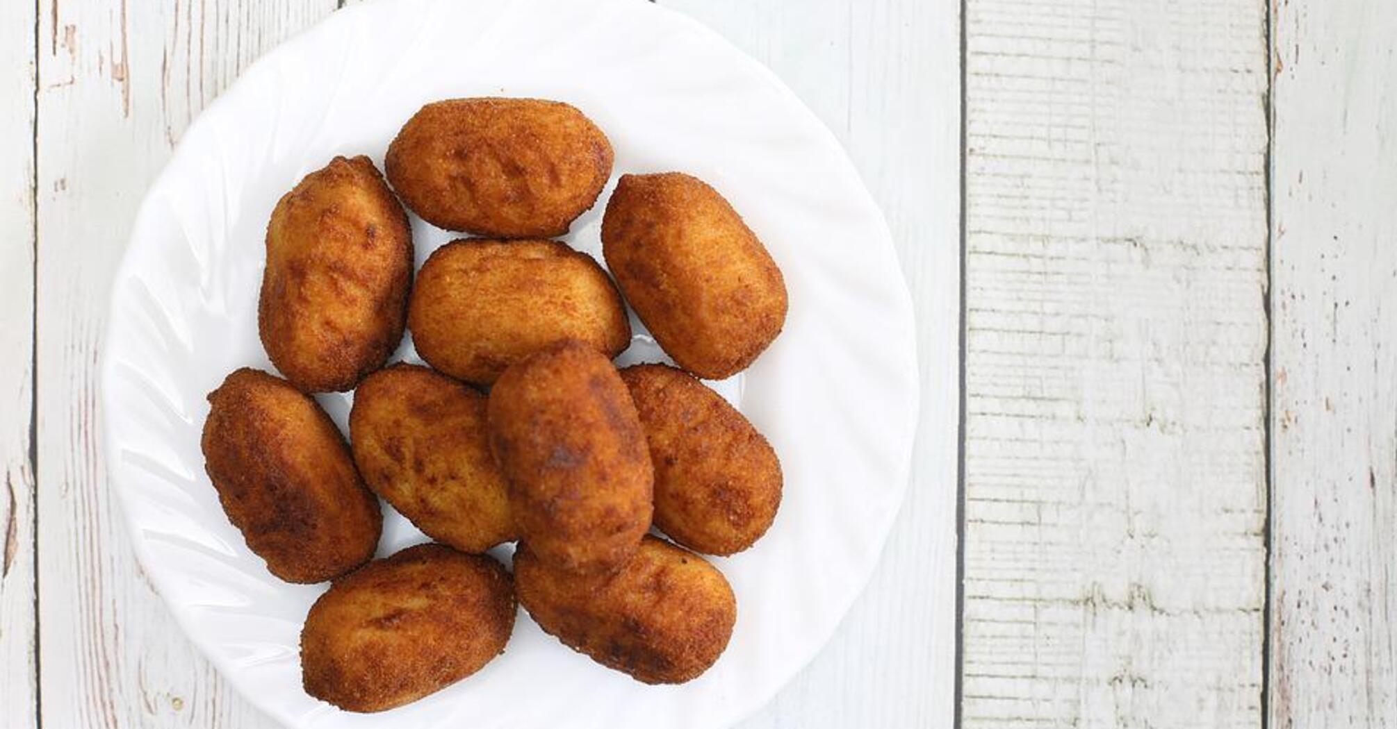 Unusual cutlets under a coat in the oven: juicy and keep their shape well