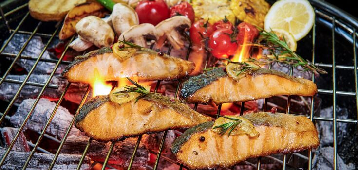 Skewers of carp in tomato juice: a delicious way to cook fish