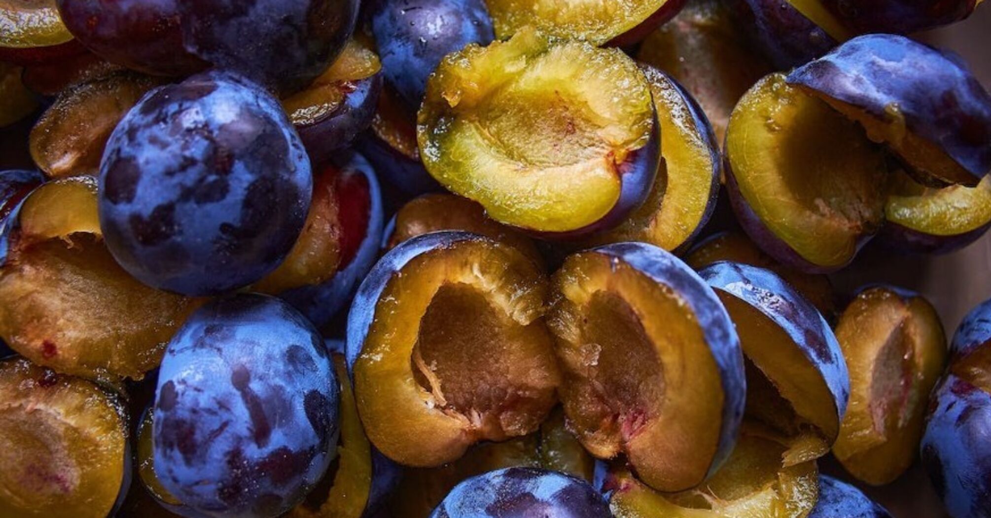 What to bake plums with: a simple and delicious dessert