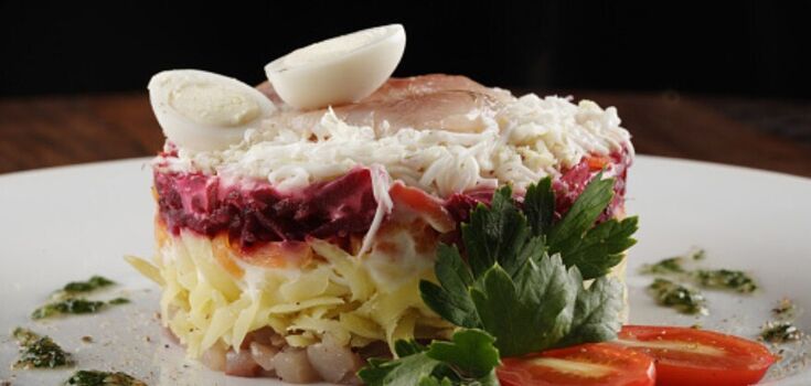 Herring under a cheese coat: how to prepare the usual salad without beets