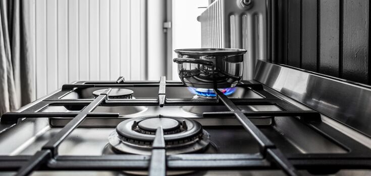 How to clean cast iron grates on the stove without damaging the coating: life hack