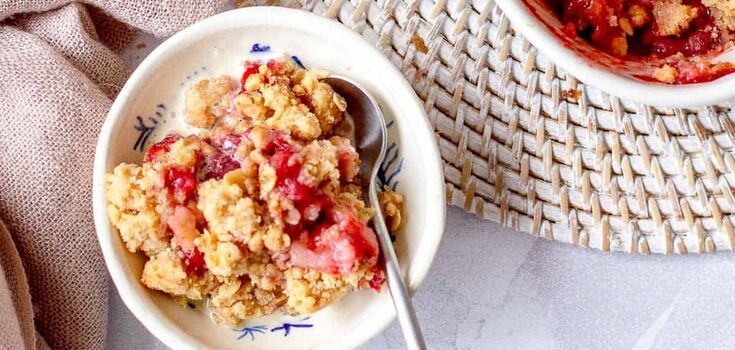 Easier than any cakes and casseroles: how to make a sweet strawberry crumble