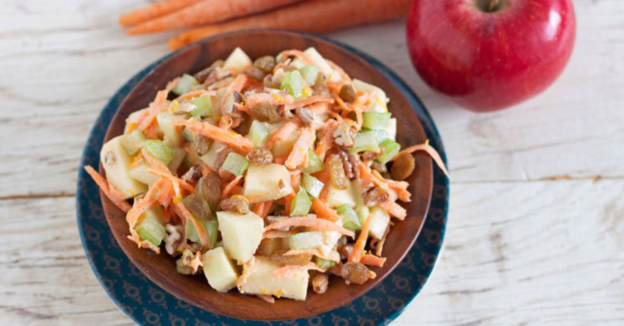 Healthy apple and carrot salad: what to dress with