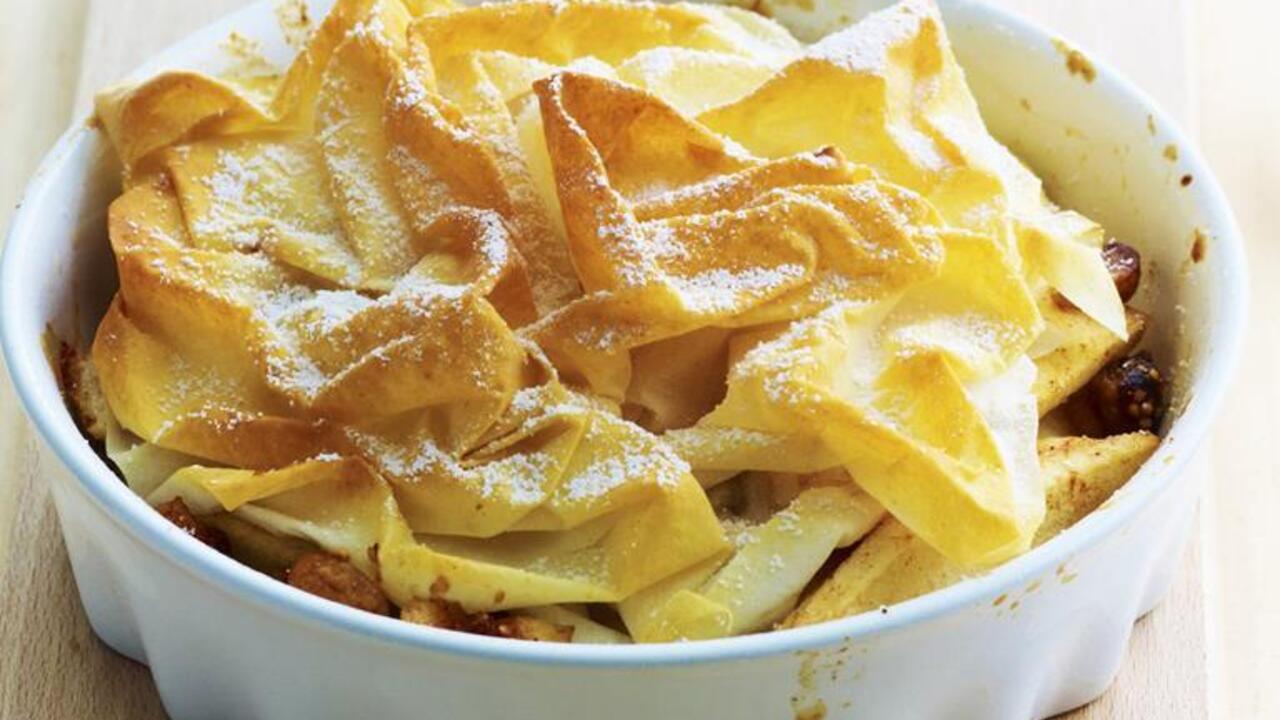 Pear pie without kneading the dough: what to make