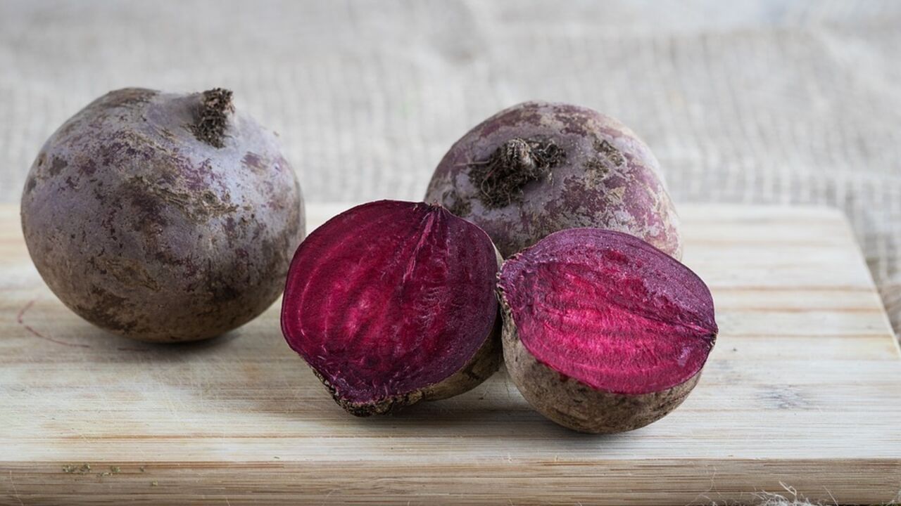 How to boil beets in 15 minutes without a stove: an elementary life hack