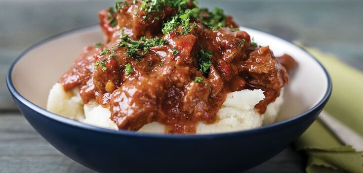 For mashed potatoes, pasta and porridge: meat goulash with mushrooms and cream