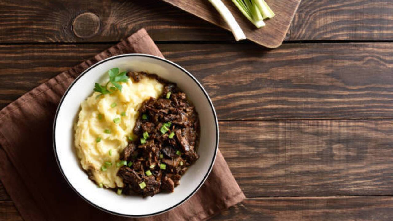 Mashed potatoes with gravy