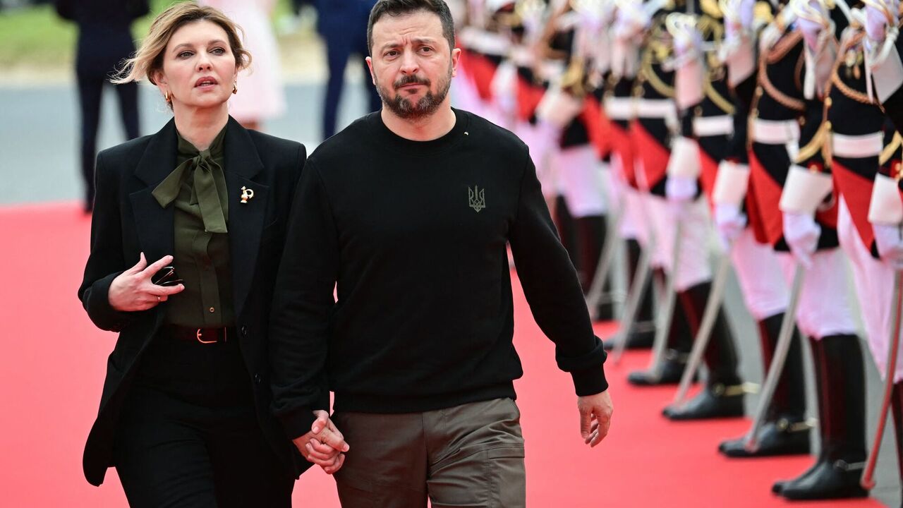 Stylish bun and rooster brooch from Borodianka: Olena Zelenska shows off an exquisite look for her visit to France