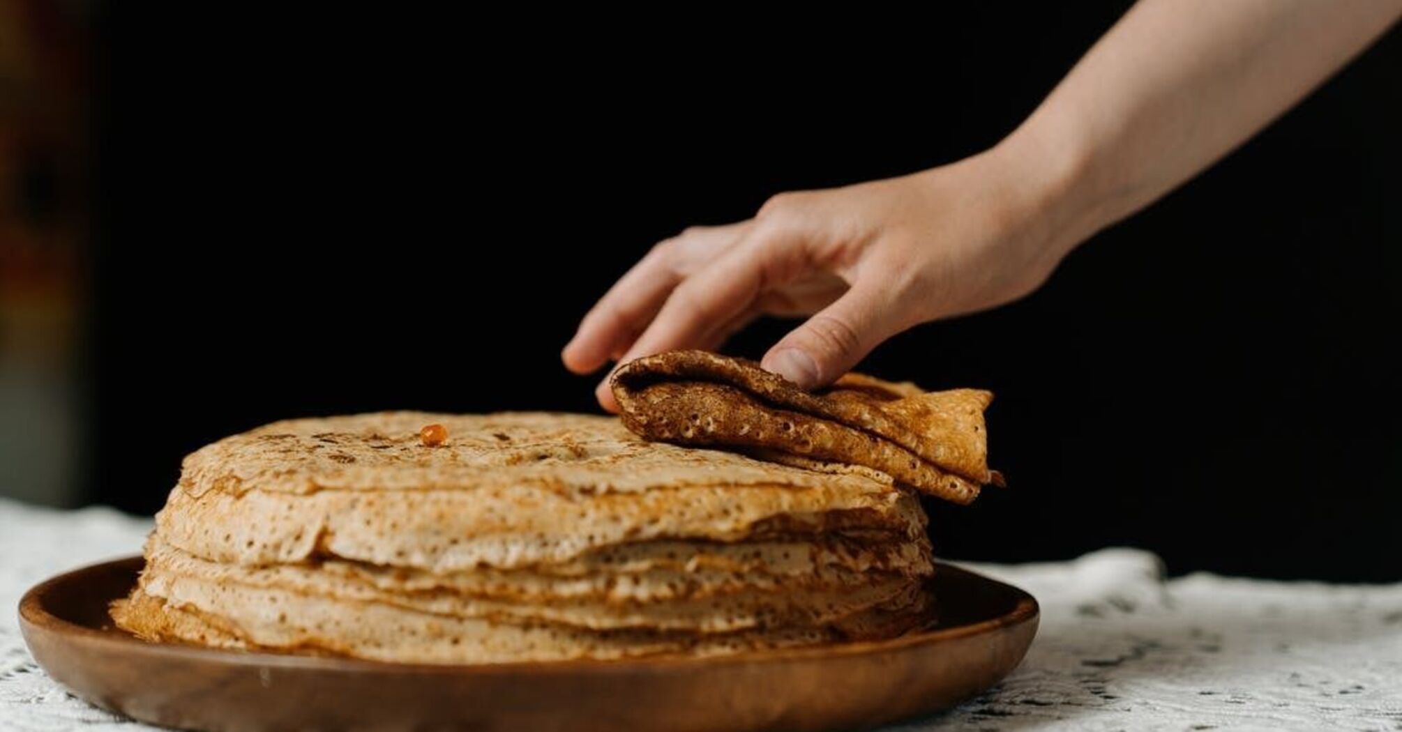 Thin lace pancakes: cooked with yeast