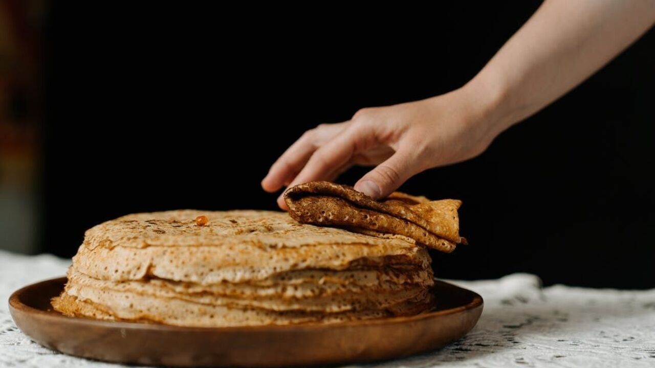 Thin lace pancakes: cooked with yeast