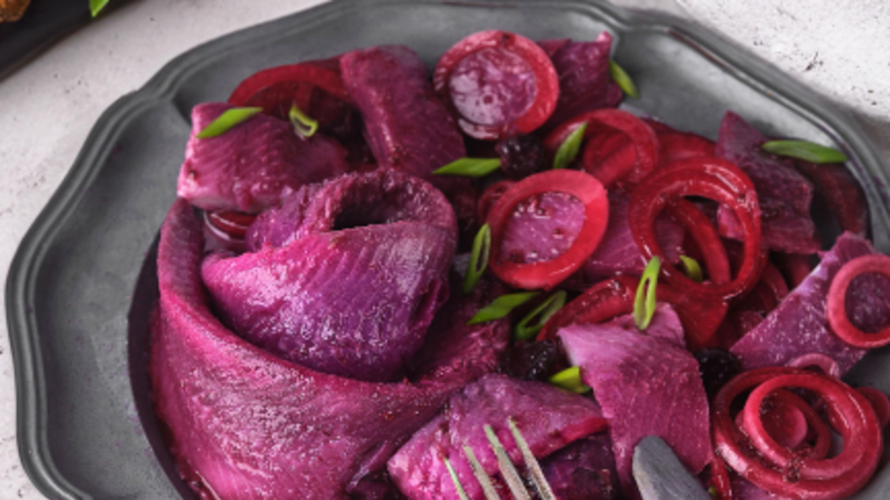 How to pickle herring in black currant: the taste will surprise you