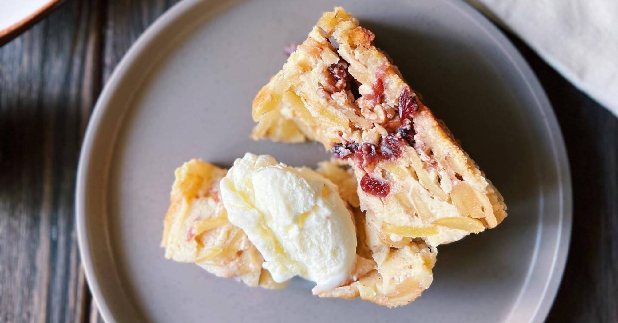 Gourmet apple crumble pie: lots of filling and little flour