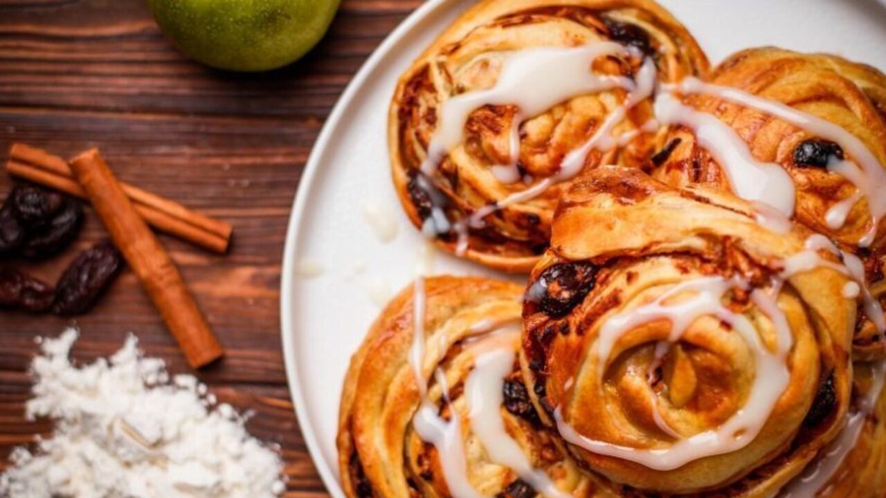 Cinnamon and apple cinnabon buns: your favorite pastries in a new way