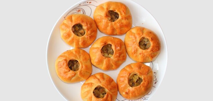 With meat and potatoes: a recipe for open Tatar pies in the oven