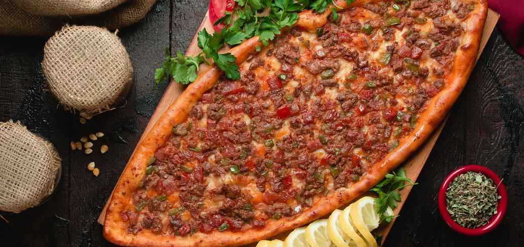 Incredible pides: cooking Turkish boats with meat and vegetables