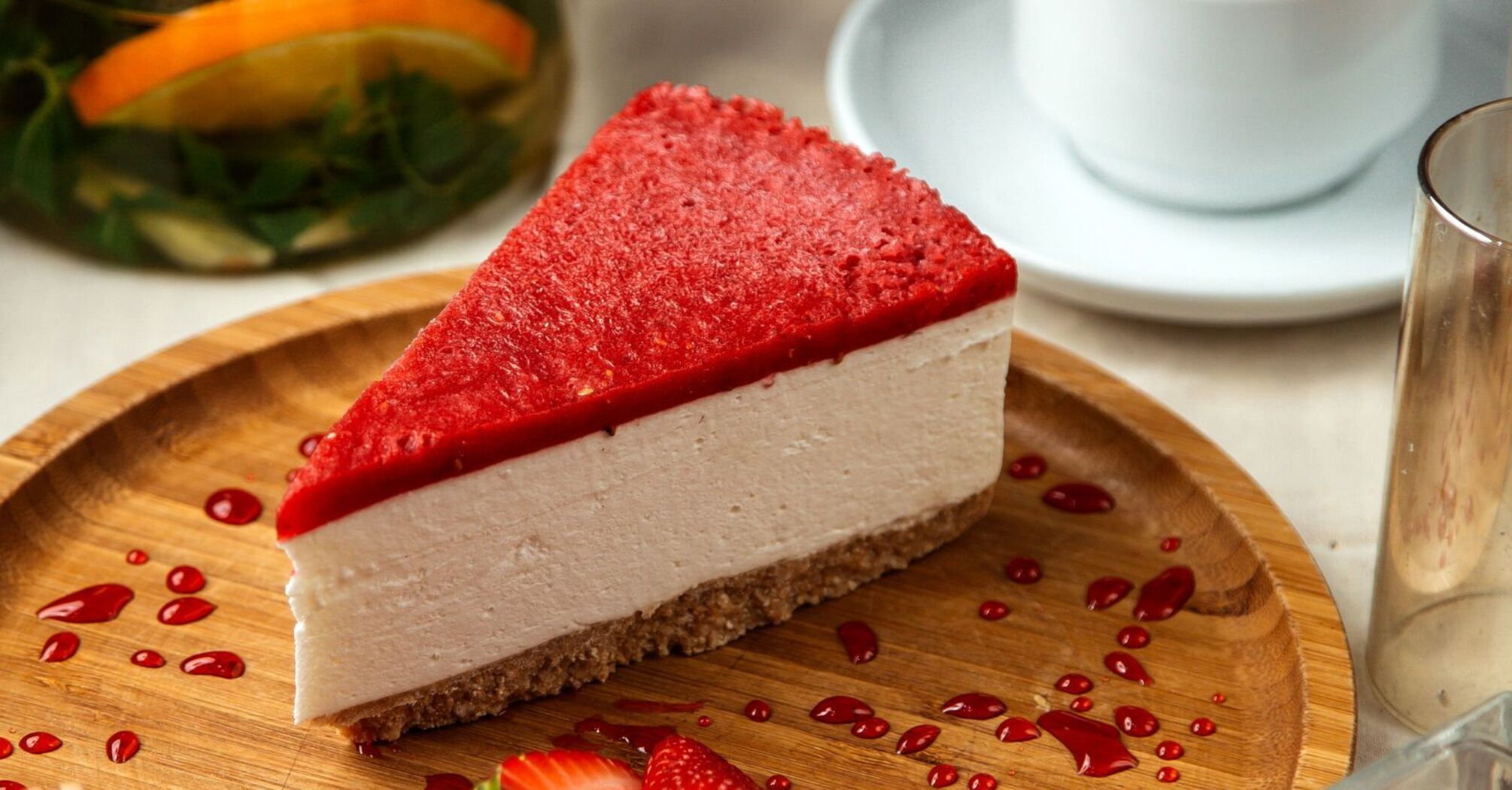 Strawberry cheesecake: making the most delicate dessert without baking