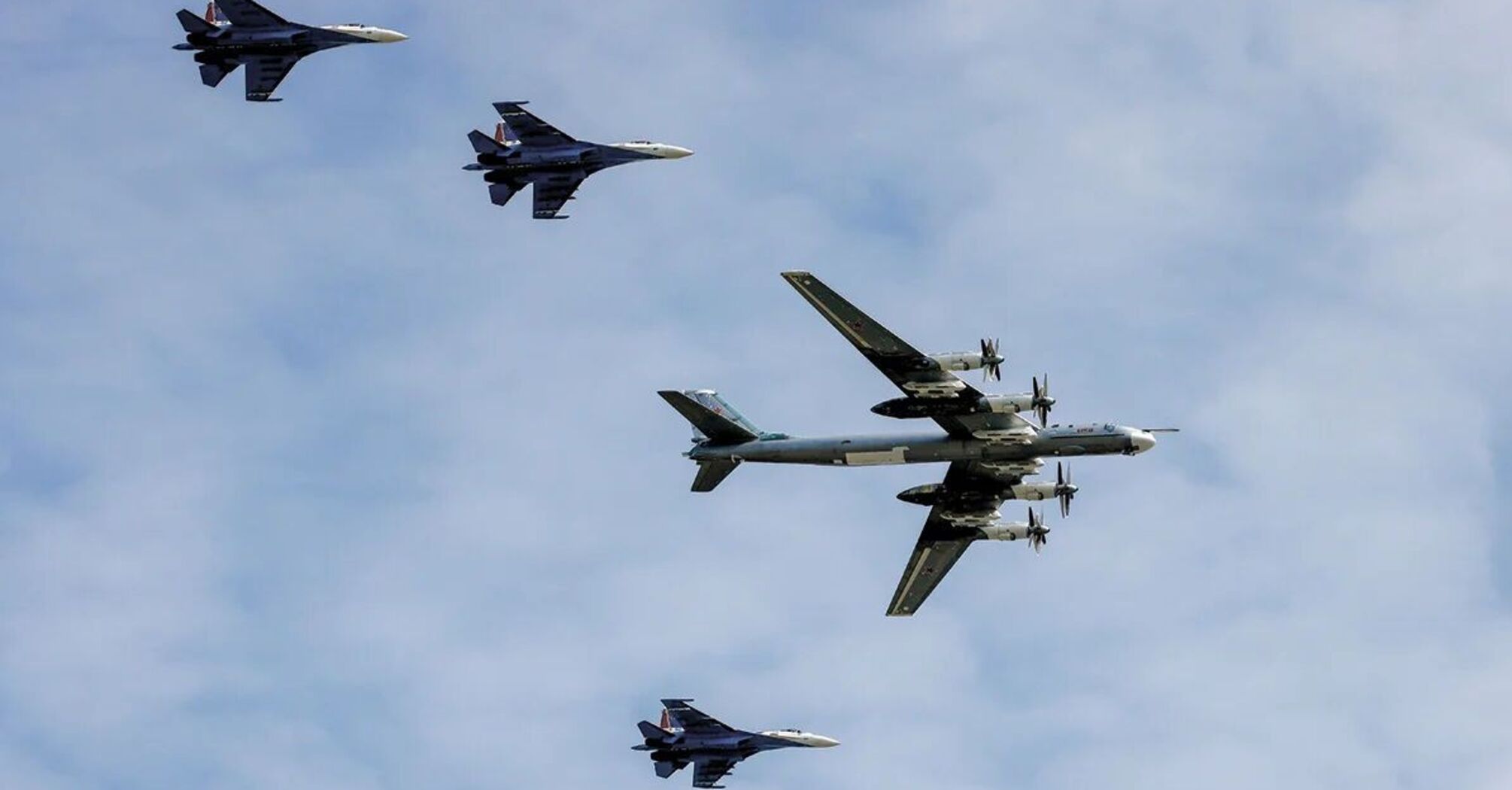 Rosja wystrzeliła pociski z Tu-95MS na Ukrainę w nocy, działały siły obrony powietrznej. Wszystkie szczegóły